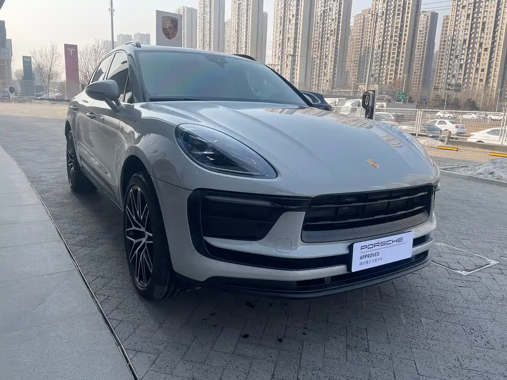 PORSCHE MACAN