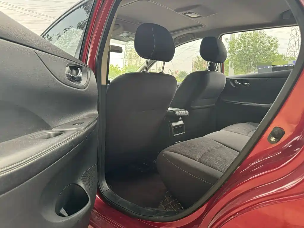 Nissan Tiida — миниатюра 3