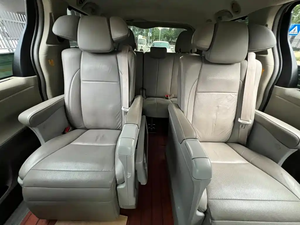 Toyota Sienna — миниатюра 29