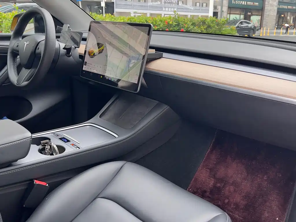 Tesla Model Y — миниатюра 14