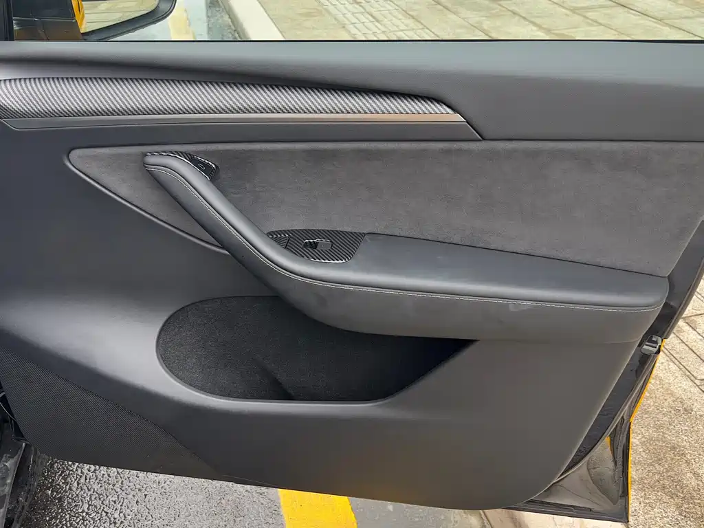 Tesla Model Y — миниатюра 17