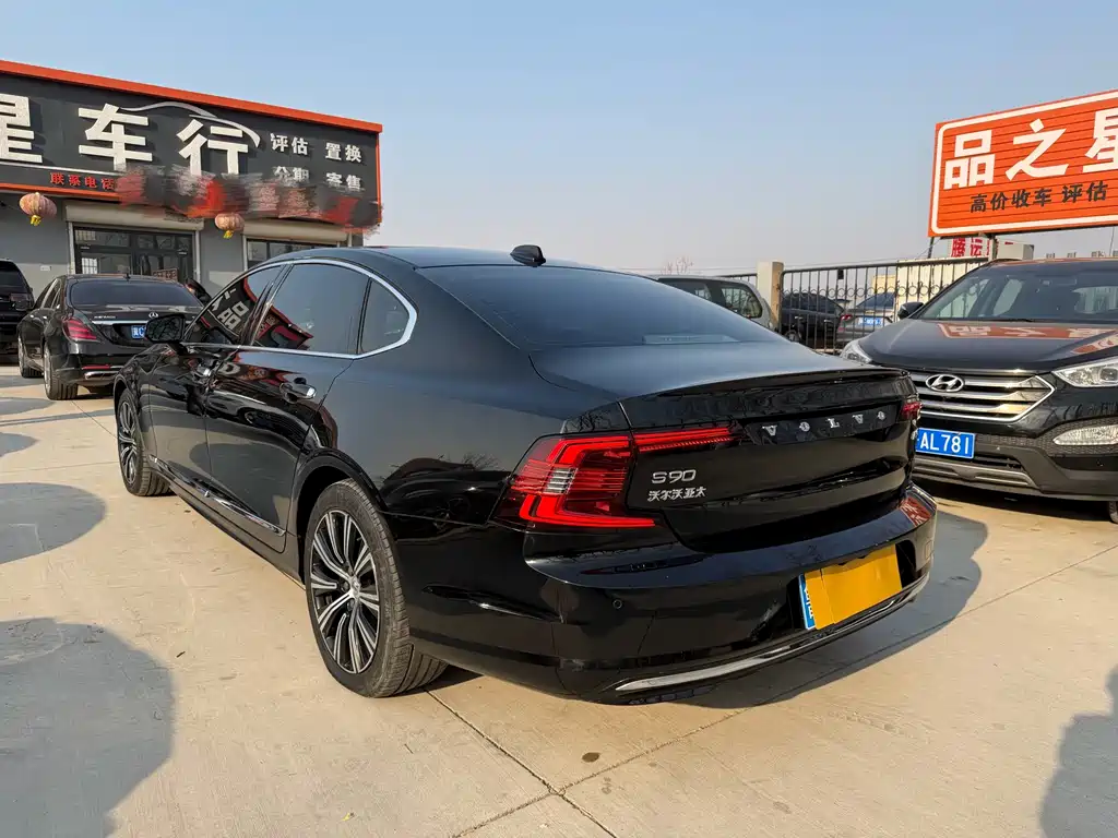 VOLVO S90