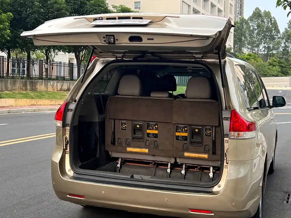 Toyota Sienna — миниатюра 27