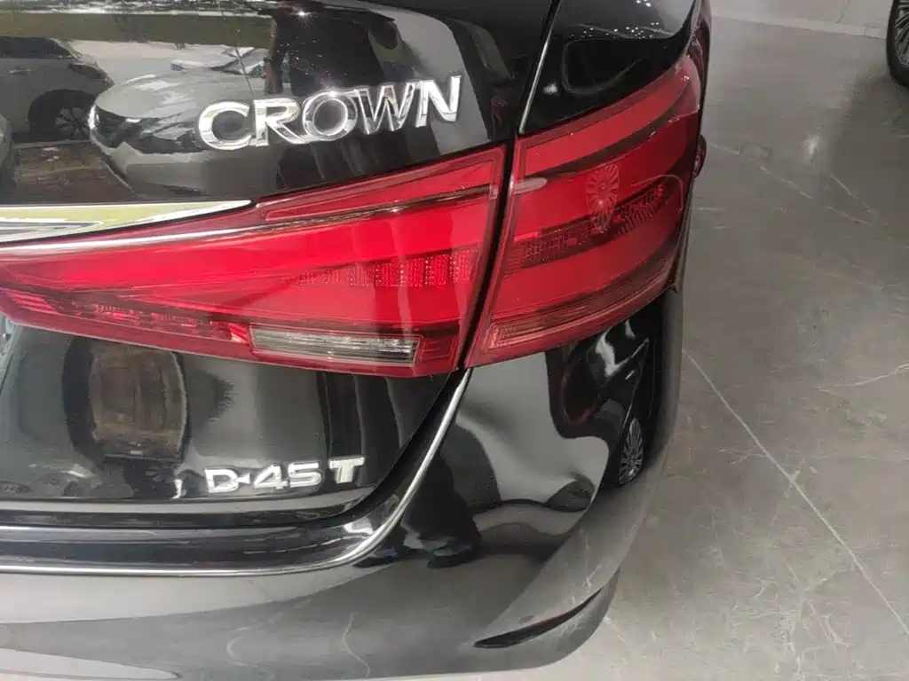 Toyota Crown — миниатюра 8
