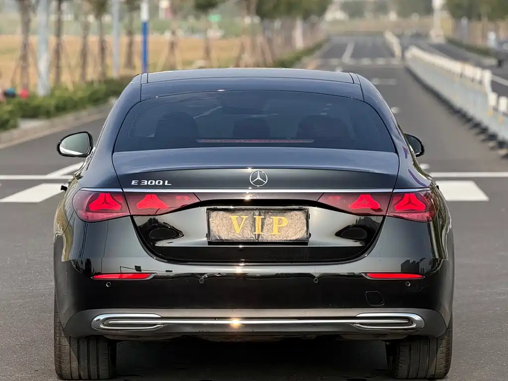 Mercedes-Benz E-Class — миниатюра 9