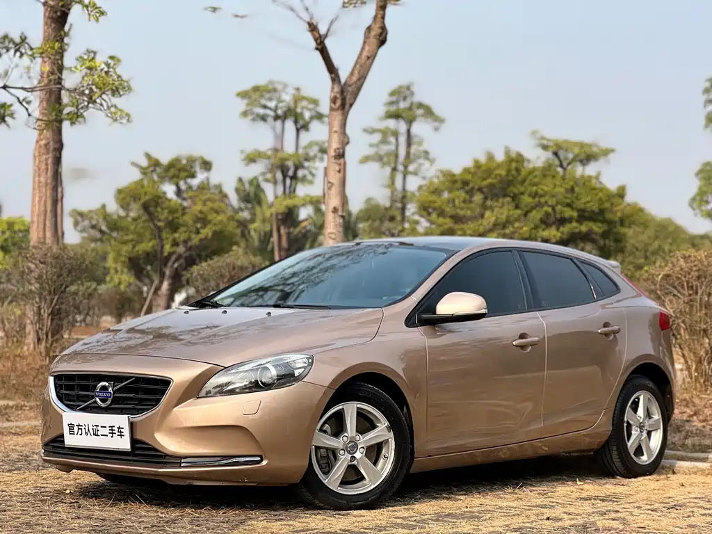 VOLVO V40