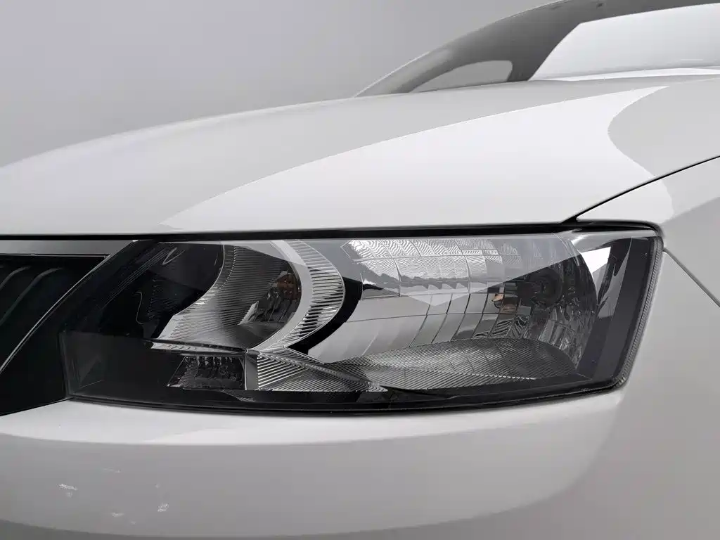 Skoda Rapid Spaceback — миниатюра 7