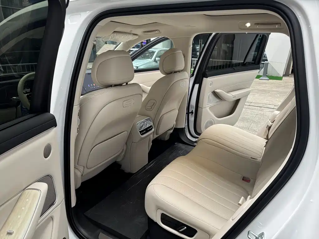 AITO ASK THE WORLD M8