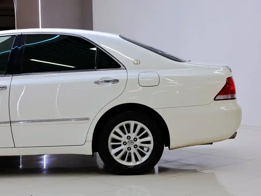 Toyota Crown — миниатюра 4