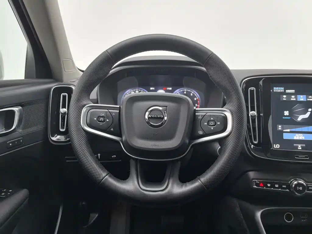 Volvo XC40 — миниатюра 11