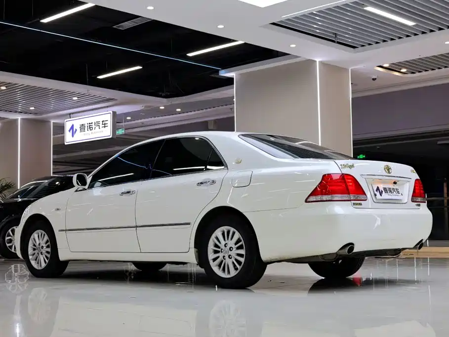 Toyota Crown — миниатюра 6