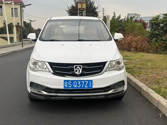 BAOJUN 730 2017