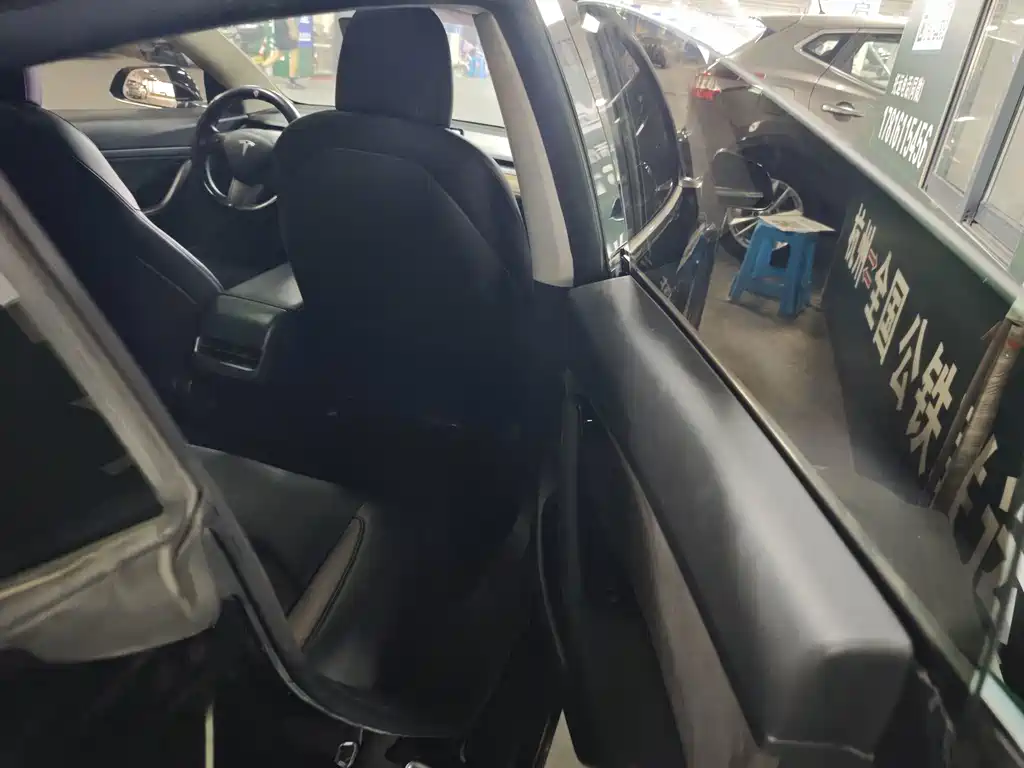 Tesla Model 3 — миниатюра 10