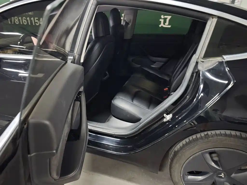 Tesla Model 3 — миниатюра 7
