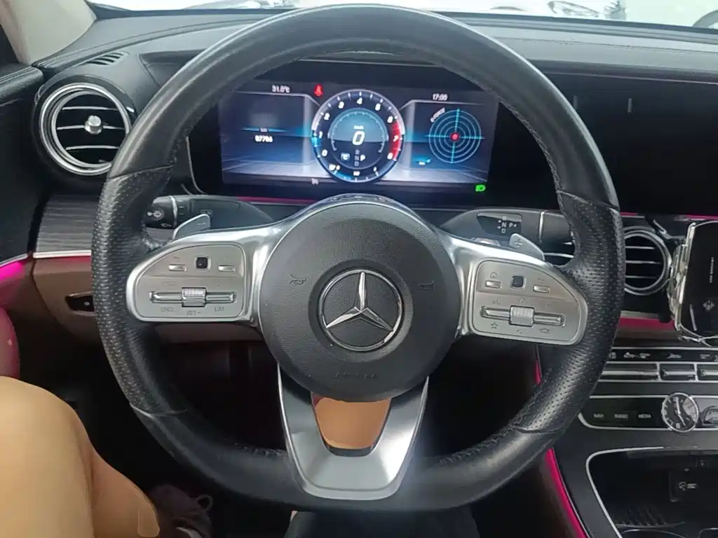 Mercedes-Benz E-Class — миниатюра 11