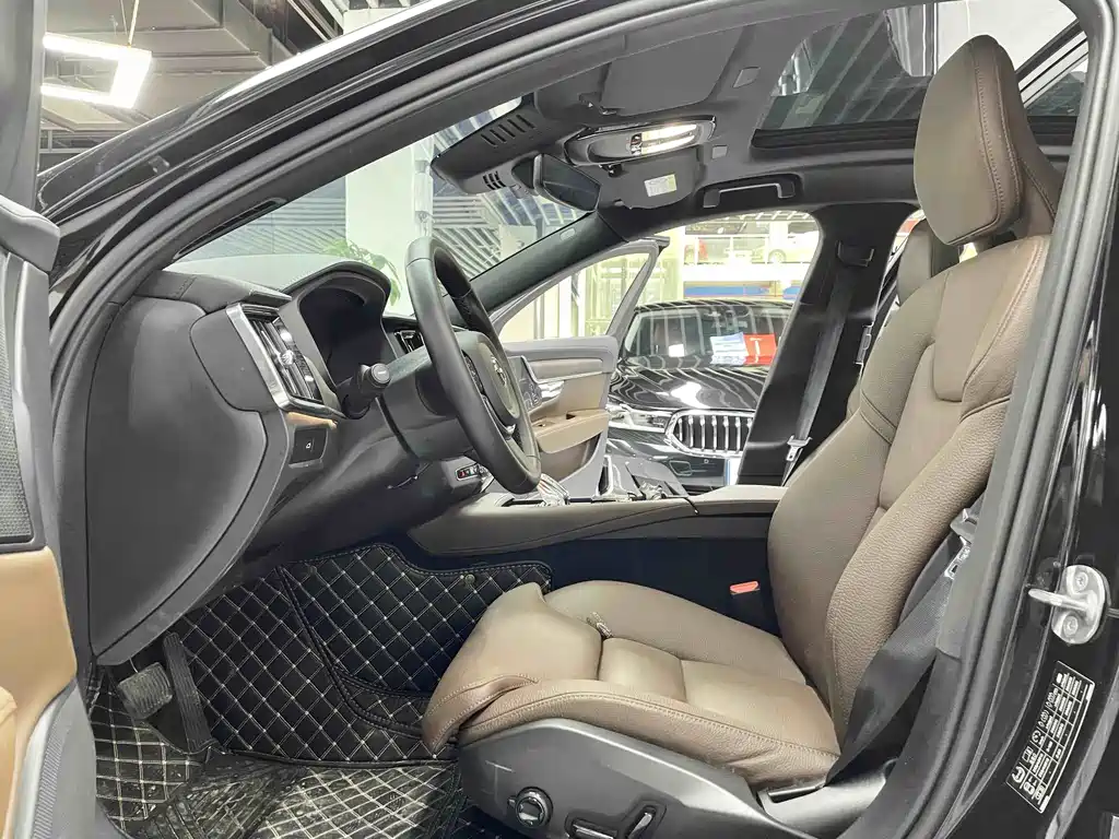 Volvo S90 2025 B5 Luxury