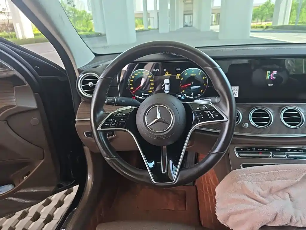 Mercedes-Benz E-Class — миниатюра 7