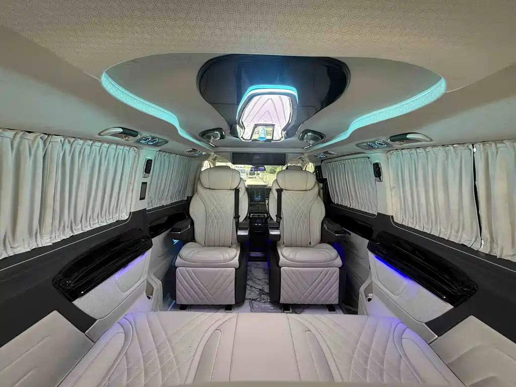 Mercedes-Benz Vito 2023 2.0T Elite 7 мест