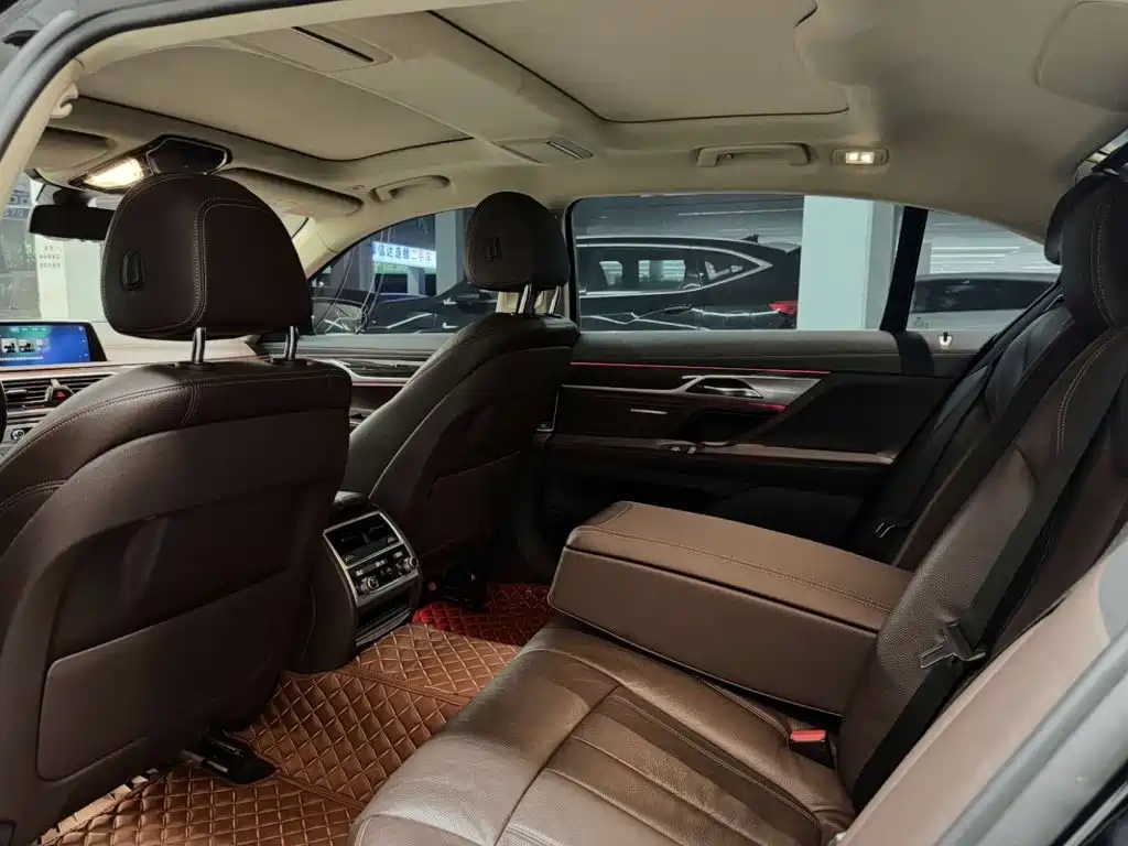 BMW 7 Series — миниатюра 5