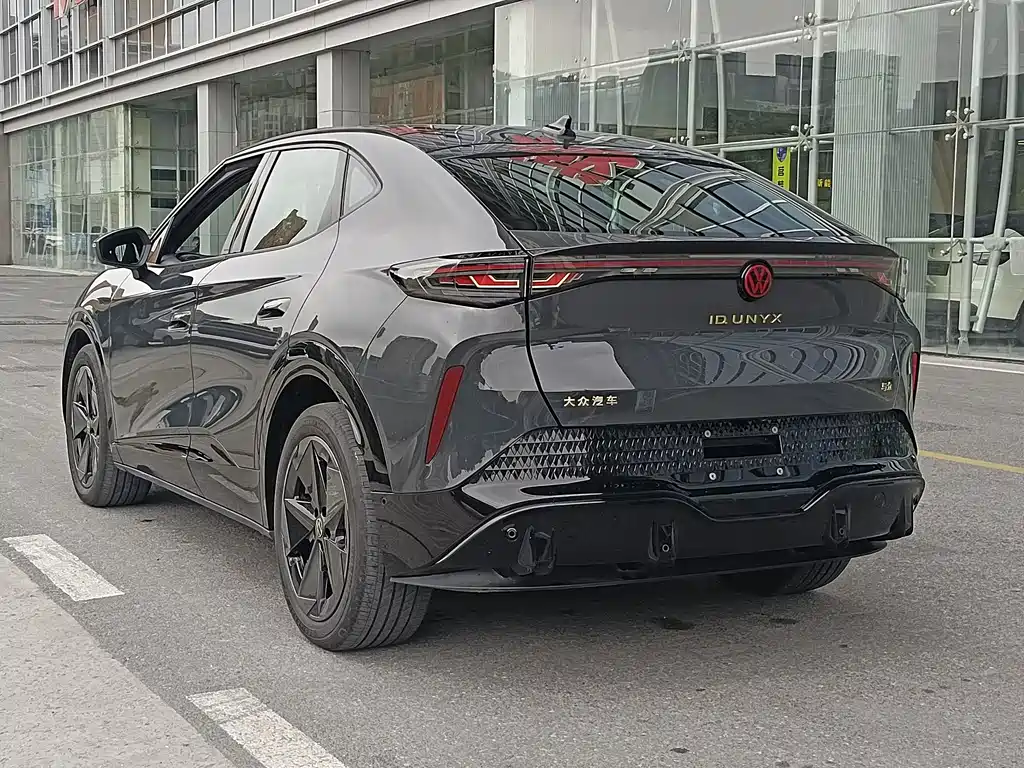 VOLKSWAGEN WITH THE CROWD 06