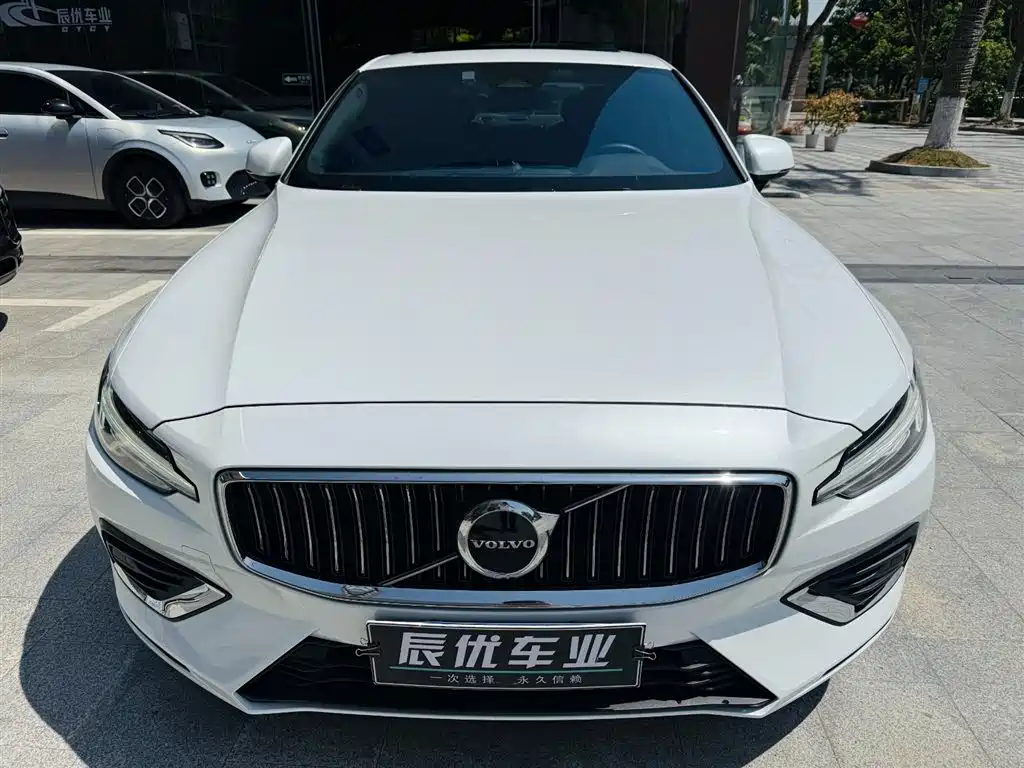 Volvo S60 2023 B4 Luxury