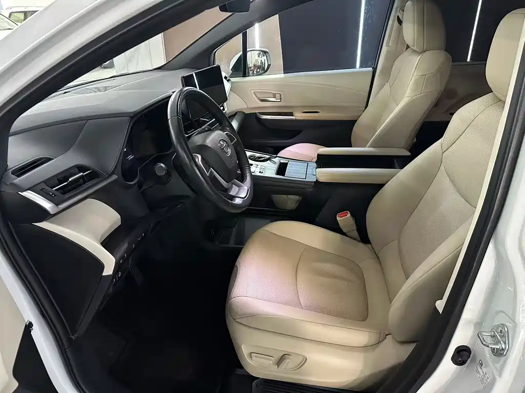 Toyota Granvia - фото 4