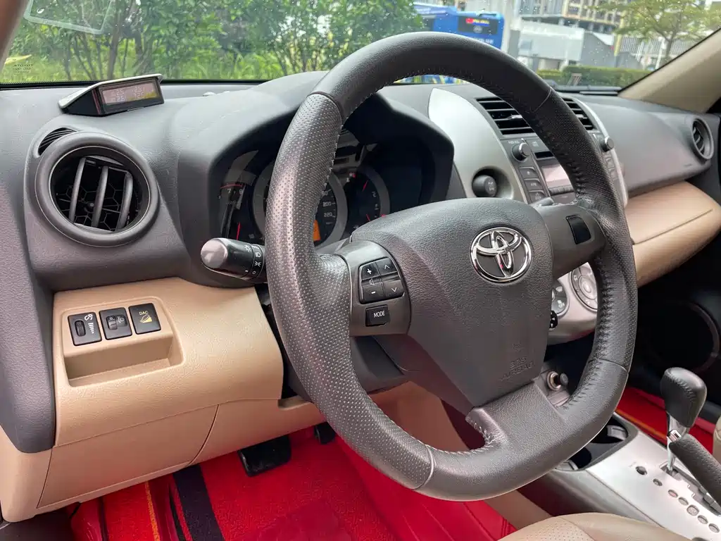 Toyota RAV4 — миниатюра 14