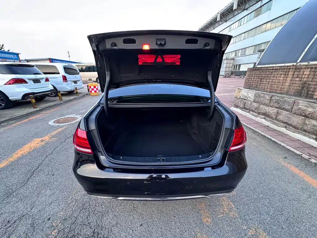 Mercedes-Benz E-Class — миниатюра 8