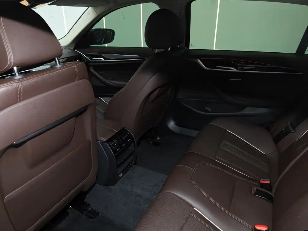 BMW 5 Series — миниатюра 19