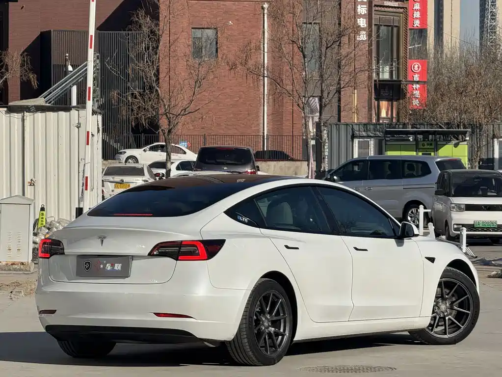 TESLA MODEL 3