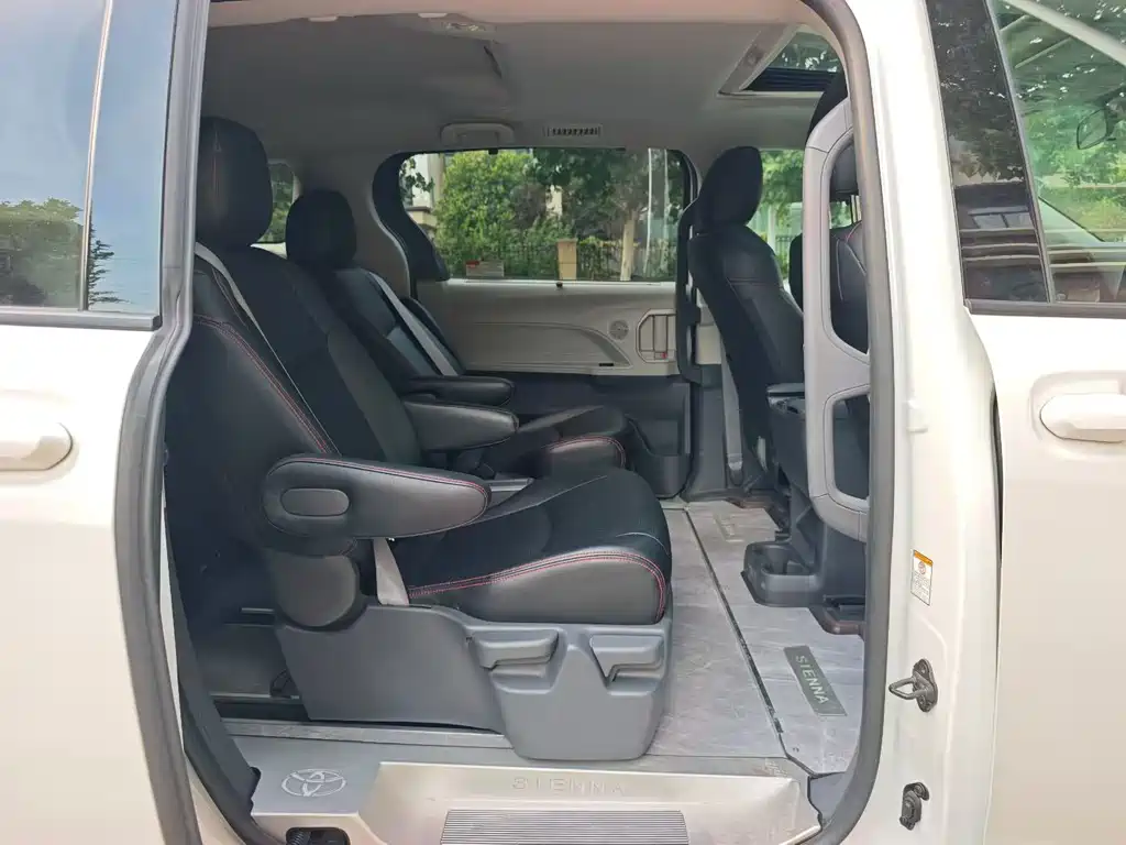 Toyota Sienna — миниатюра 6