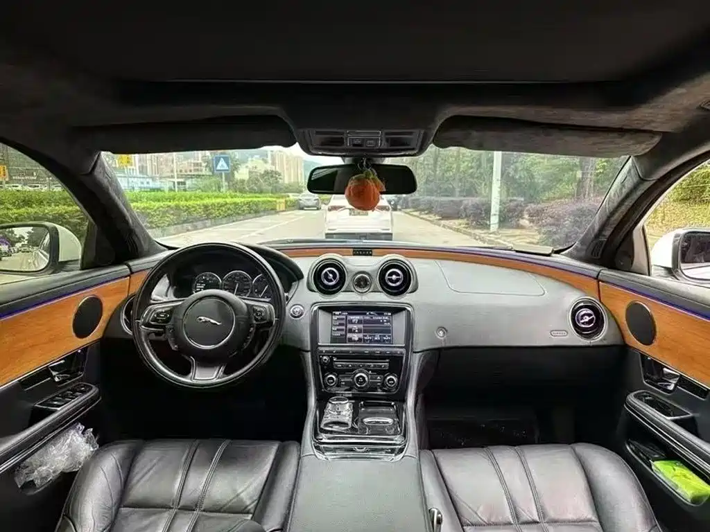 Jaguar XJ — миниатюра 3