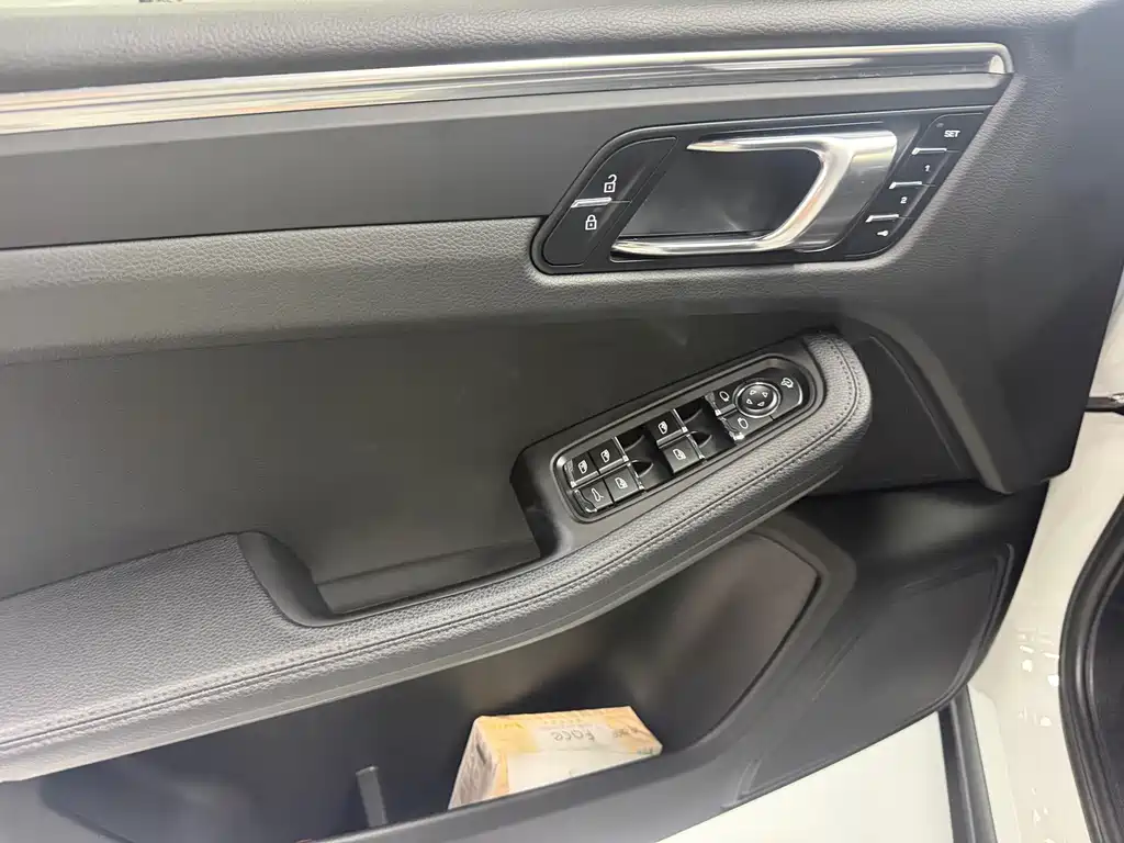 Porsche Macan — миниатюра 11