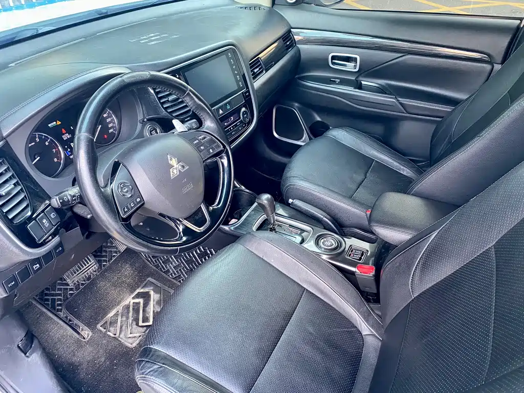 MITSUBISHI OUTLANDER