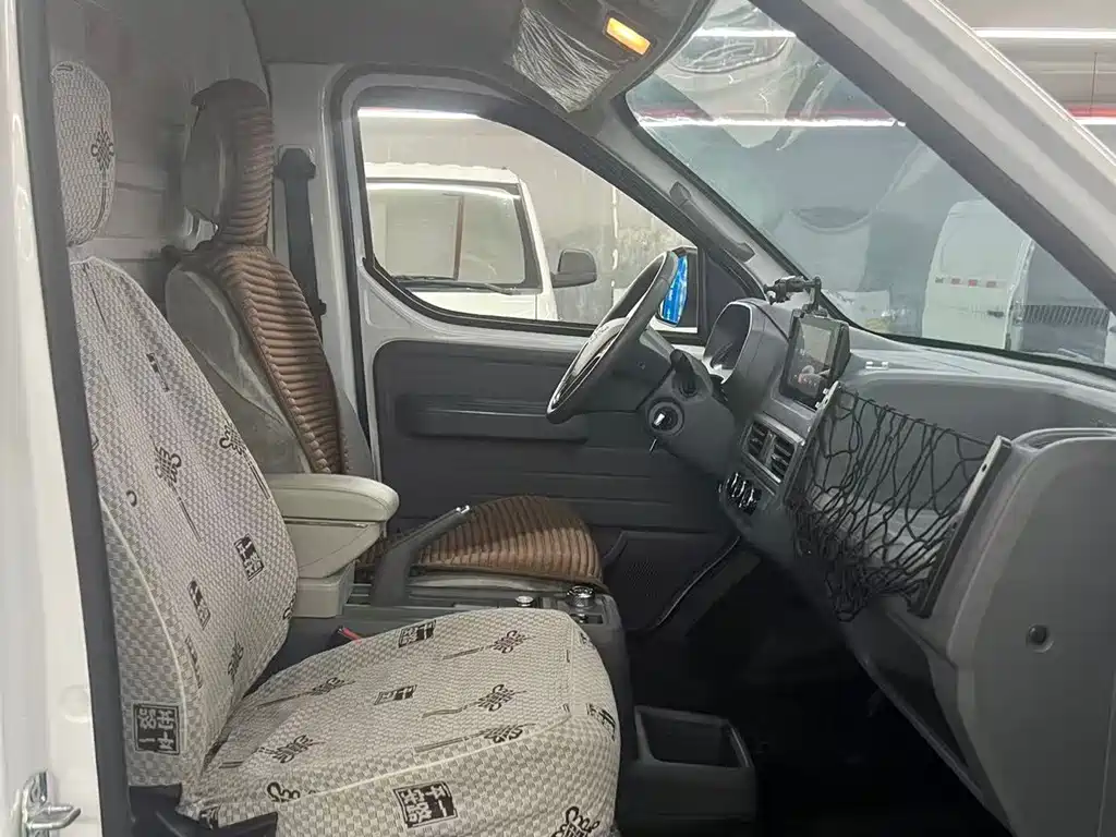 Wuling Yangguang — миниатюра 11