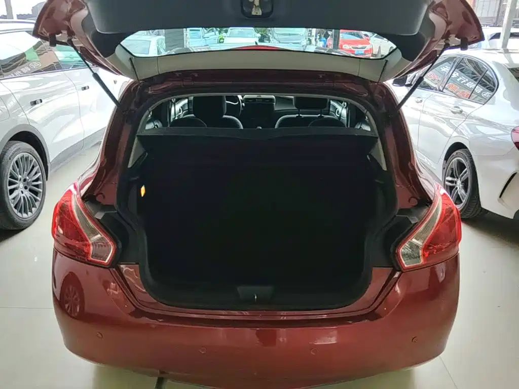 Nissan Tiida — миниатюра 19