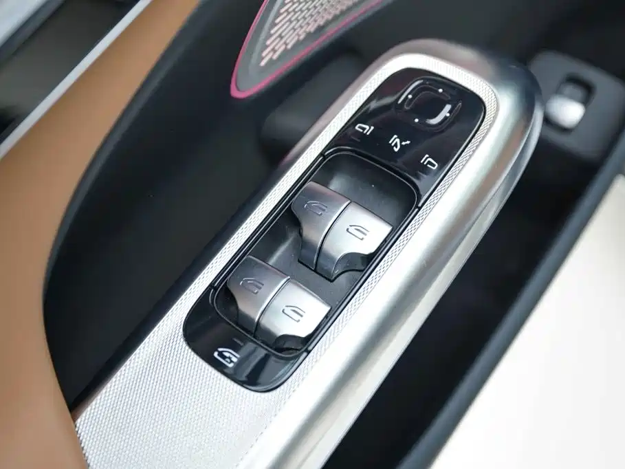 Mercedes-Benz E-Class — миниатюра 9