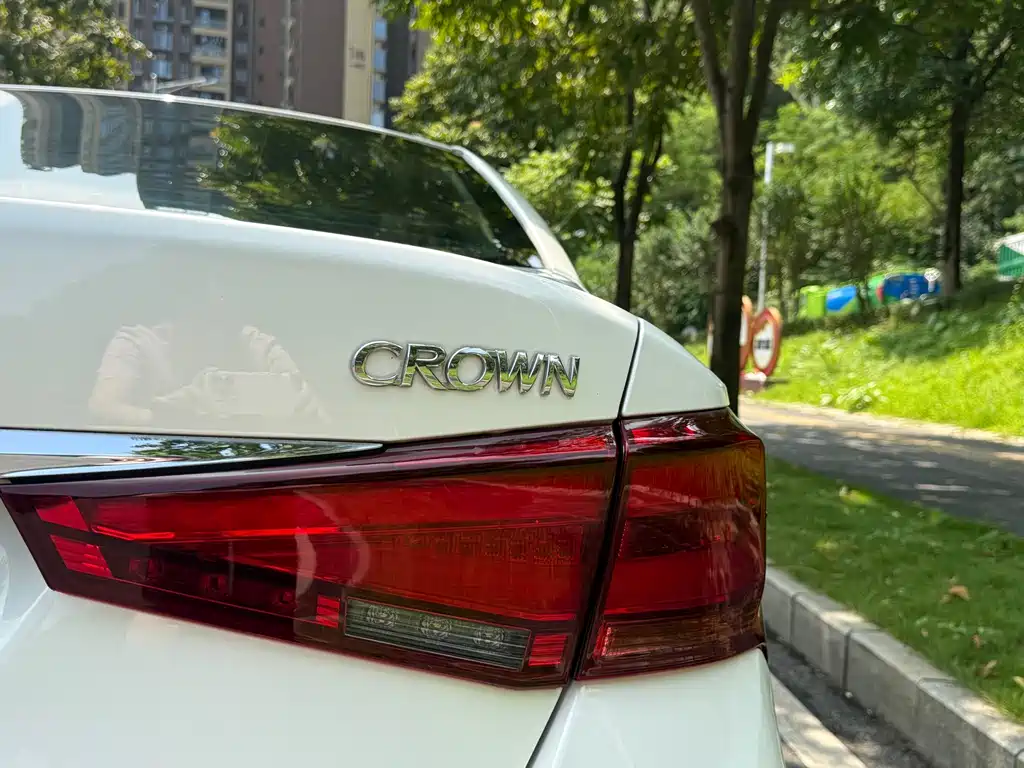Toyota Crown — миниатюра 12