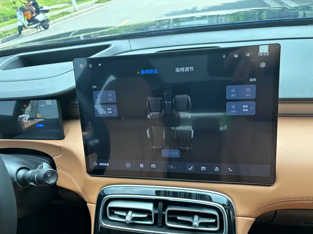 Geely Boyue L — миниатюра 10