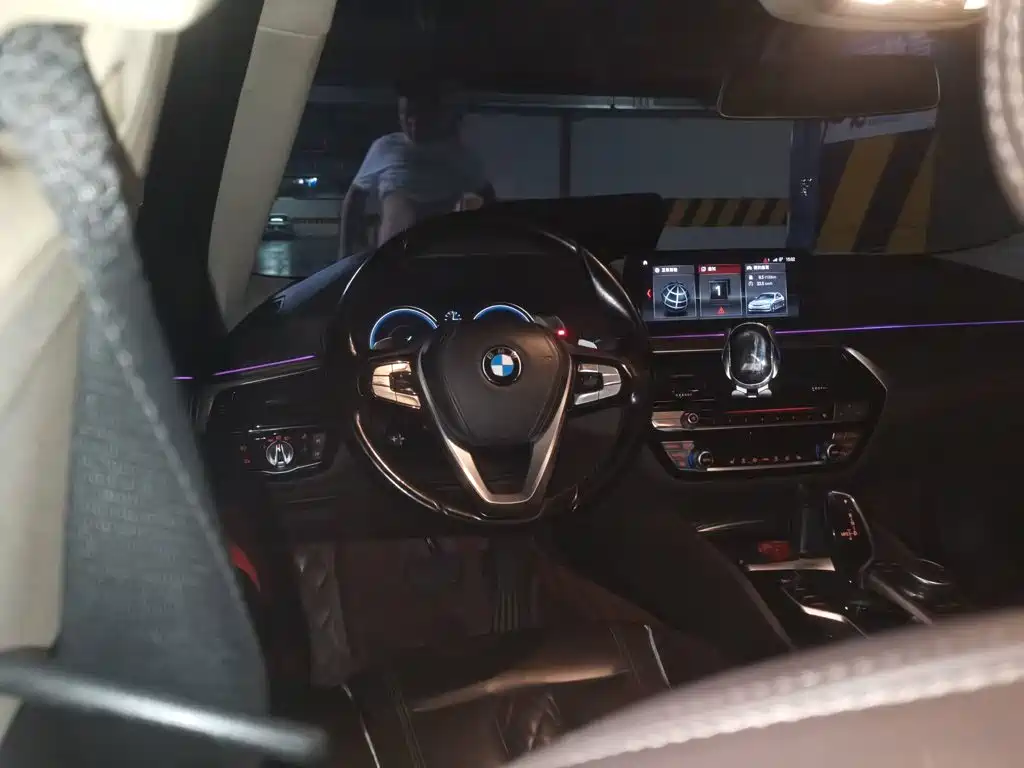 BMW 5 Series — миниатюра 11