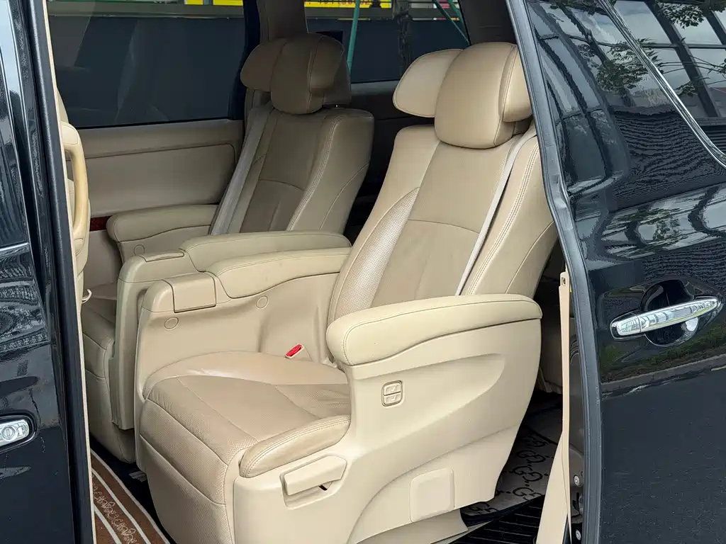 Toyota Alphard — миниатюра 6