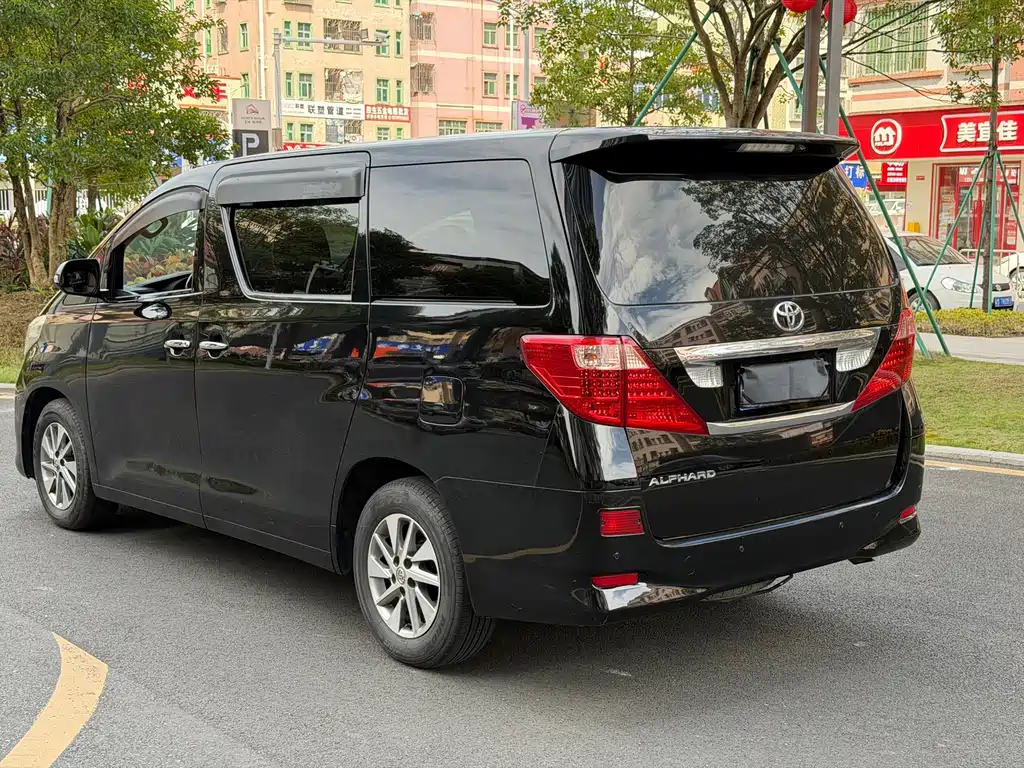 Toyota Alphard — миниатюра 11