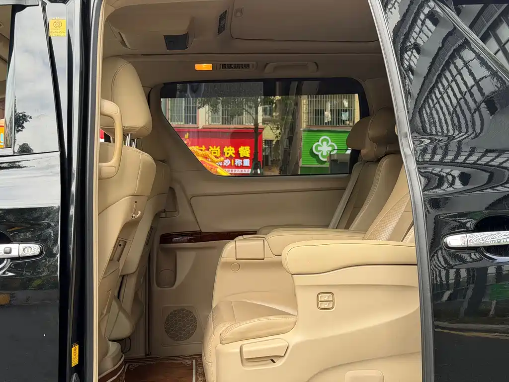 Toyota Alphard — миниатюра 5