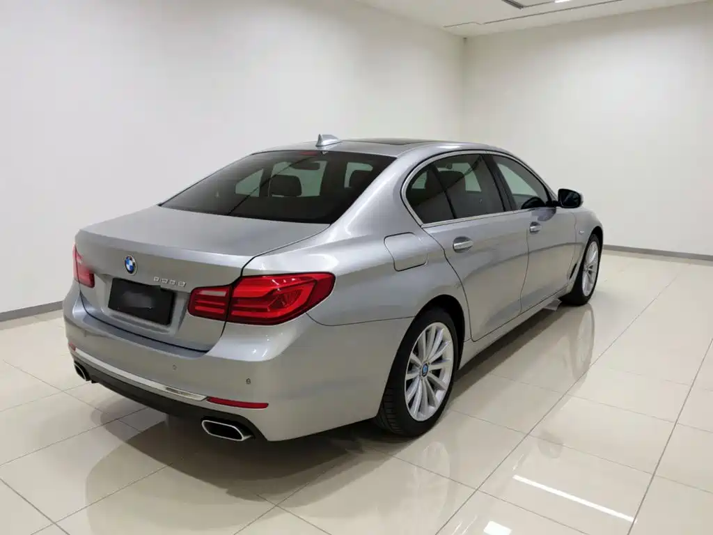 BMW 5 Series — миниатюра 6
