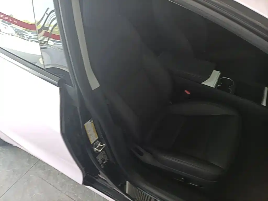 Tesla Model 3 — миниатюра 25