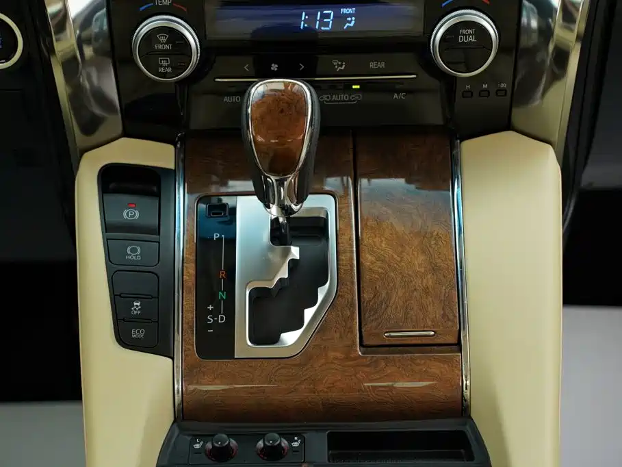 Toyota Alphard — миниатюра 29