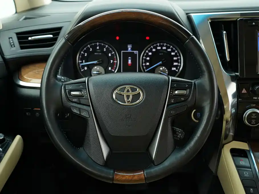 Toyota Alphard — миниатюра 30