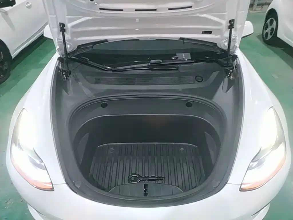 Tesla Model 3 — миниатюра 20