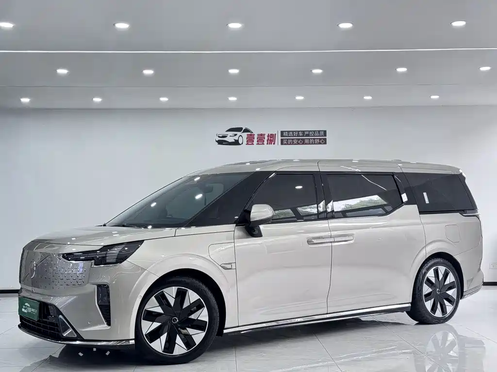 Volvo EM90 2024
