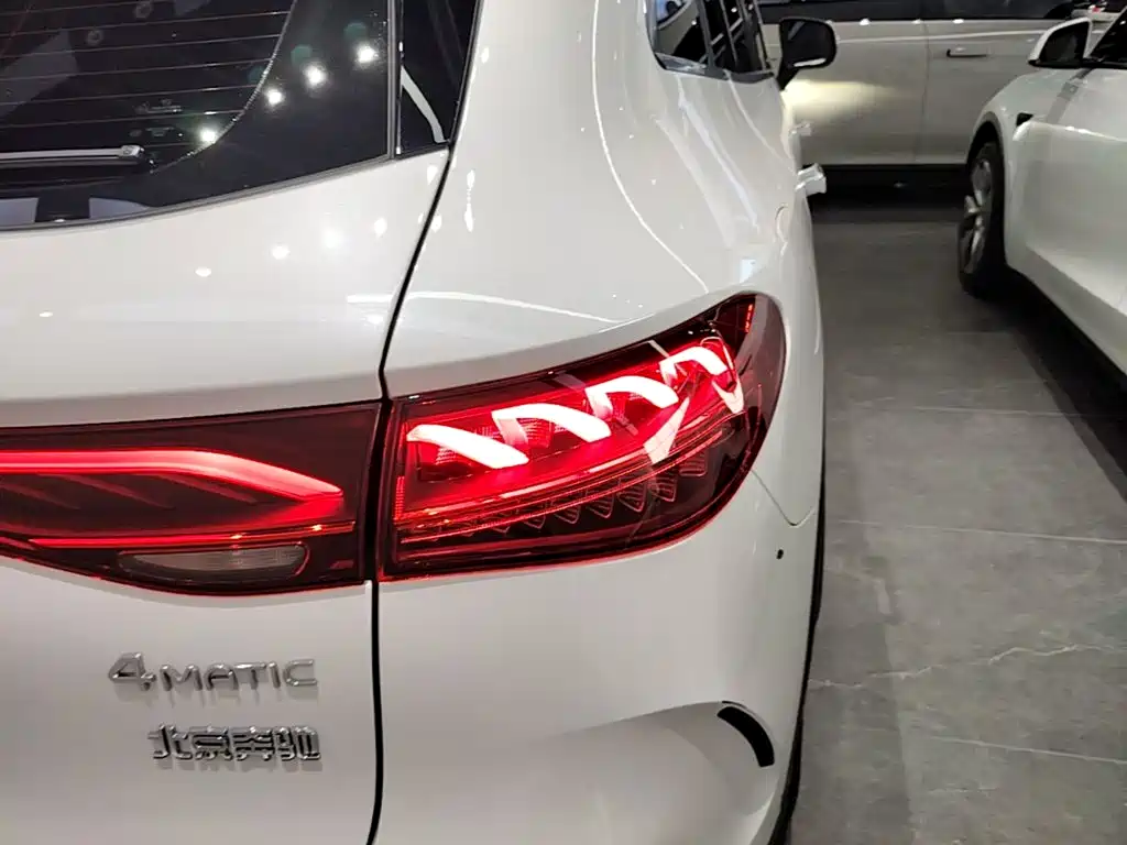 Mercedes-Benz EQE SUV — миниатюра 8